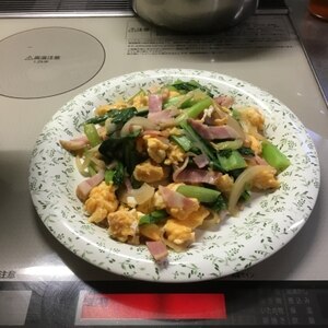 小松菜と卵とベーコン炒め